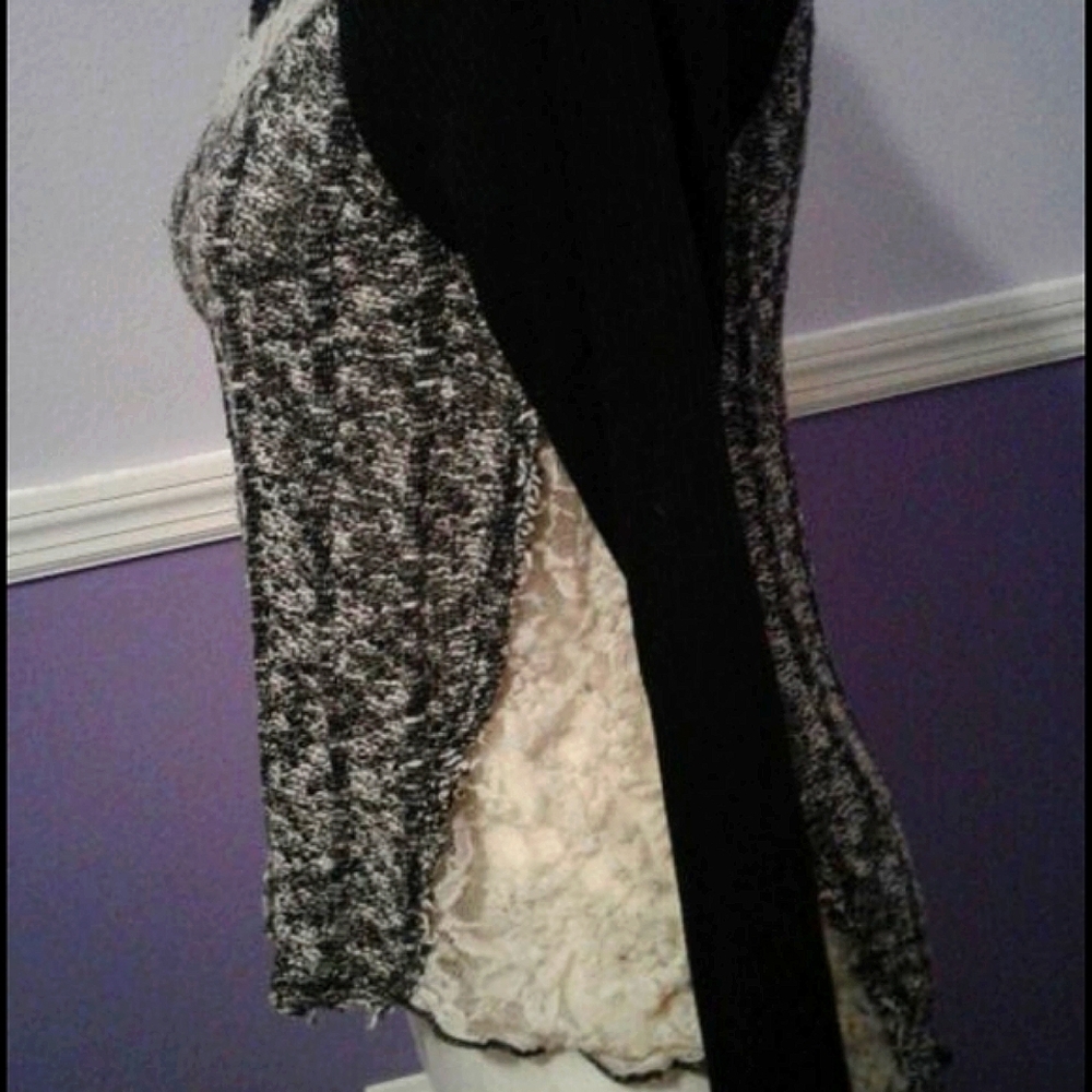 Almost Famous Black & Cream Multipattern Laced Long Sleeve Top - Picture 4 of 8